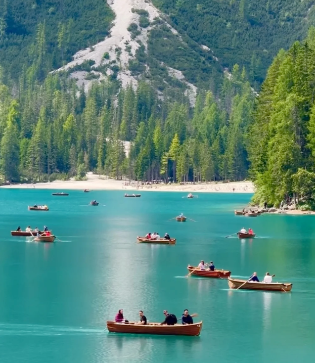 Lago di Braies | When the sunlight falls, the entire lake looks like an emerald green